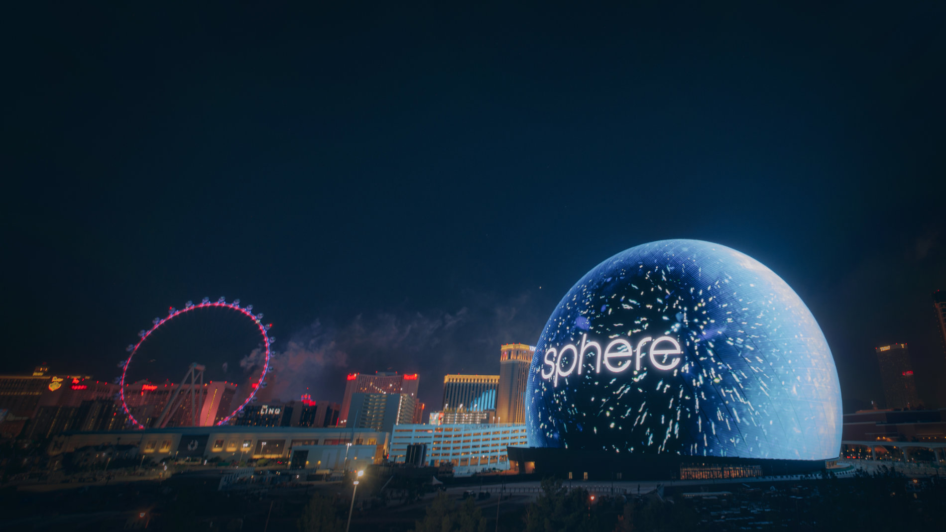 Kuppel "Sphere" vor einer Stadtkulisse